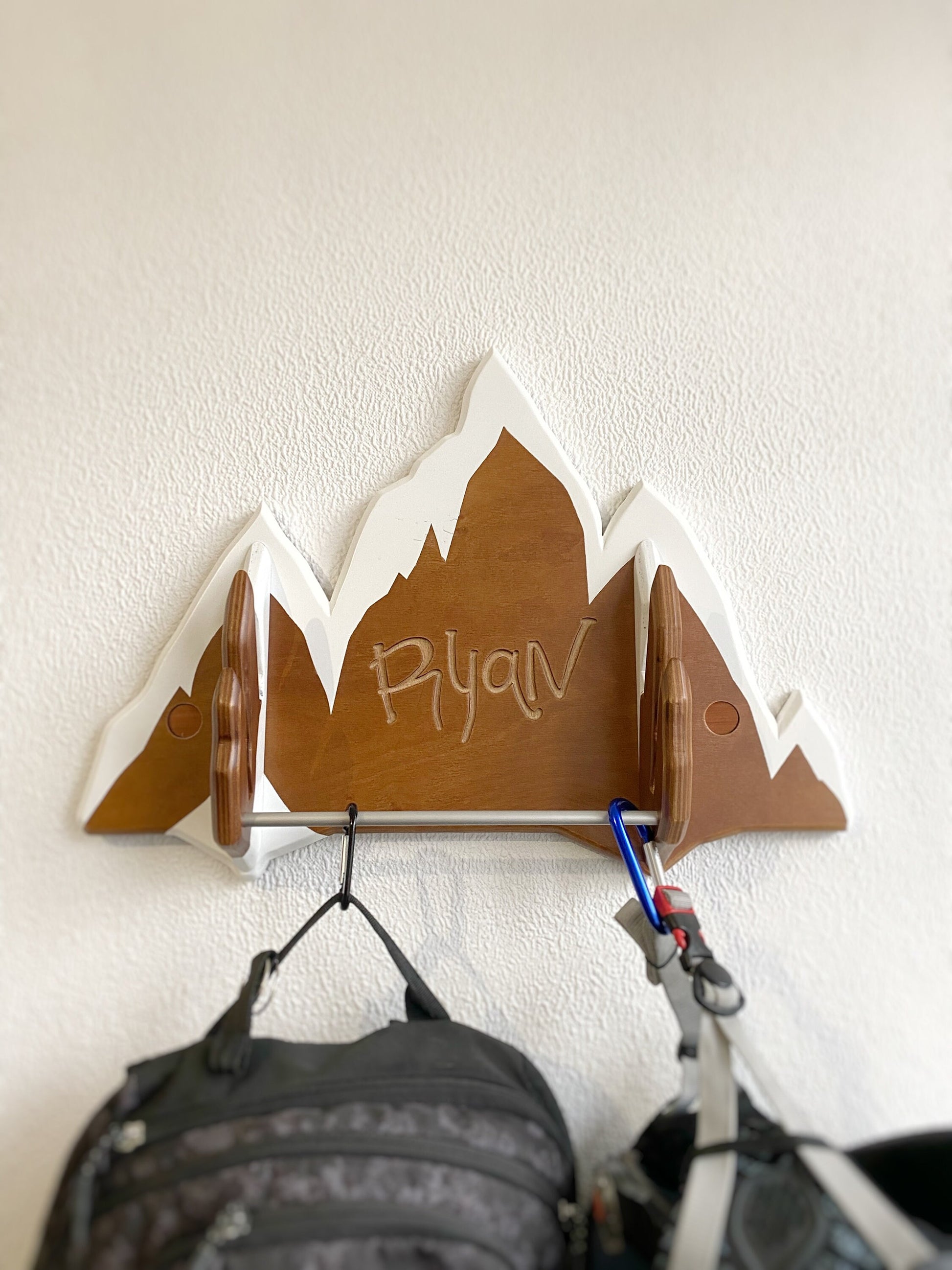 Wooden snowboard rack, ski wall mount, showboard holder, medal display, anniversary gift for boyfriend, snowboard gift, snowboard ornament